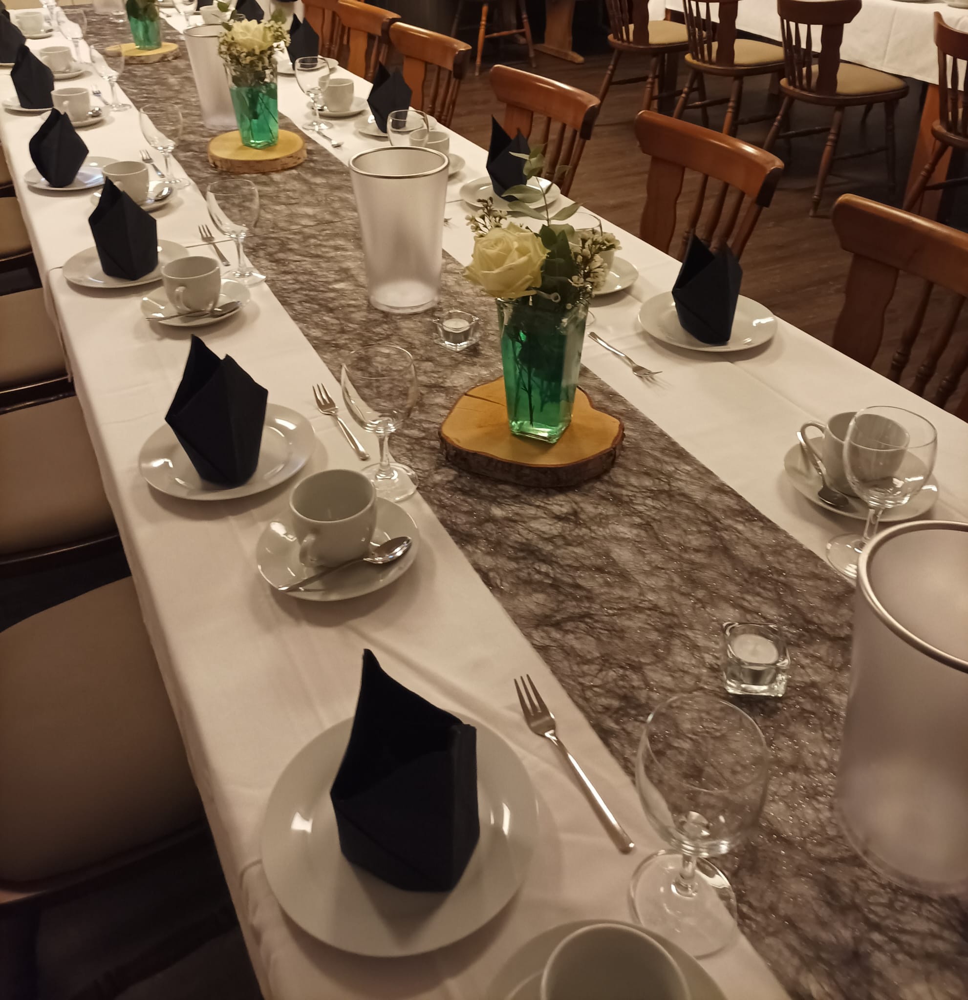 Ruhige Kaffeetafel mit Kuchen und Kerzen im Altmyhl62